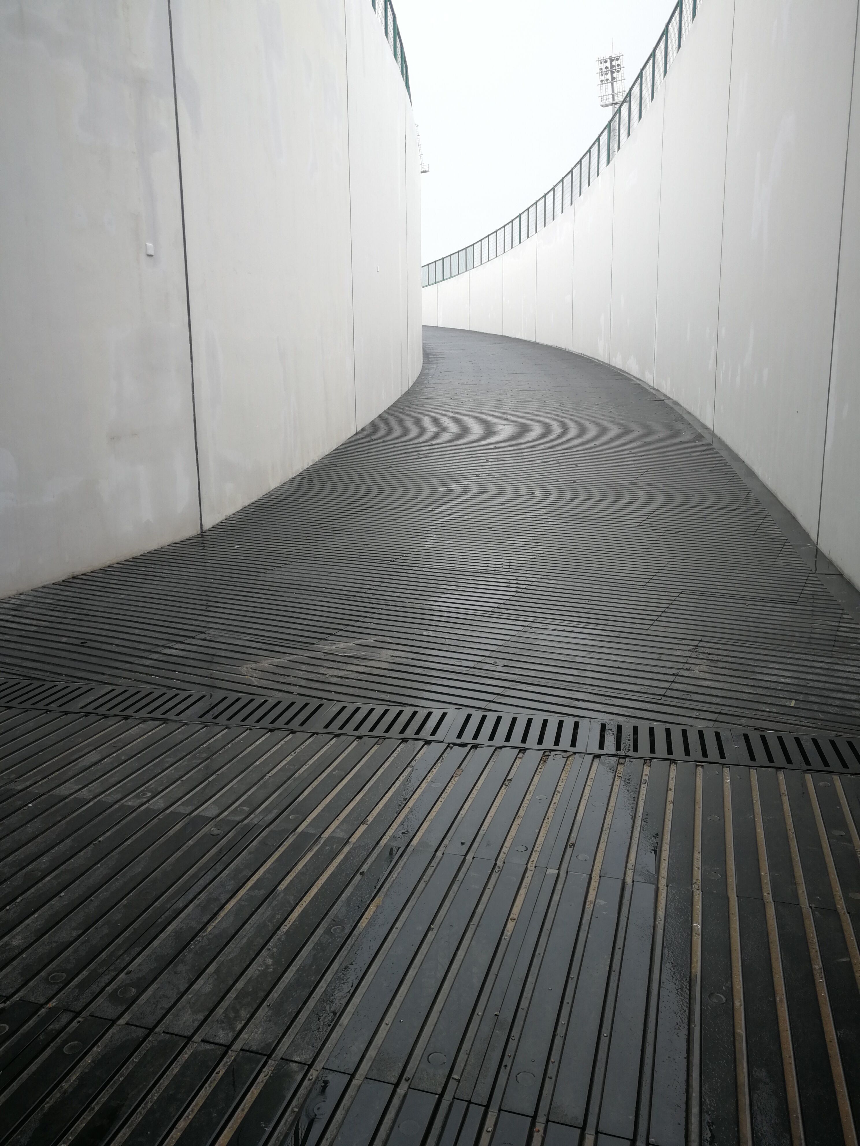 Rubber tunnel flooring system for racecourses