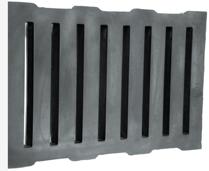 Slotted rubber drainage panel