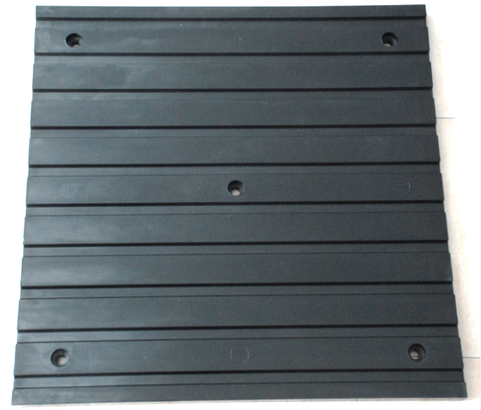Heavy-duty grooved rubber drainage mat