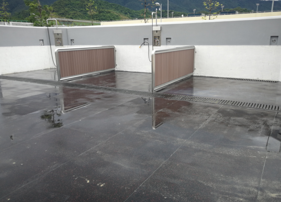 Horse wash bay with rubber flooring and drainage