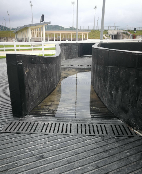 Curved rubber walkway with integrated drainage